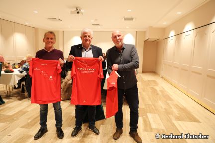 Gruppenbild mit Heinz (Obmann), Dr. Stefan Waldhof (Sponsor) und Huber Piegger (ASVÖ) mit den neuen T-Shirts.